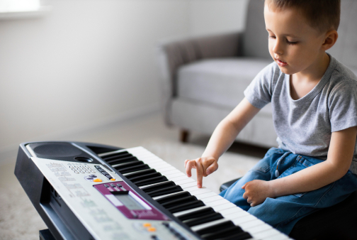 Criança aprendendo música e tocando piano – jogos educativos Musical Games